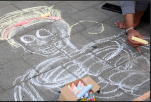 Entre convivencia y concentración, los alumnos del 3E trazan losprimeros dibujos sobre el suelo; el aserrín aguarda paciente para darles vida.